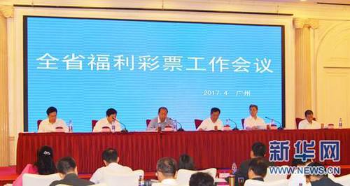 我撩开老师的蕾丝丝袜挺进去